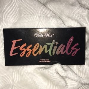 Violet Voss Essentials palette